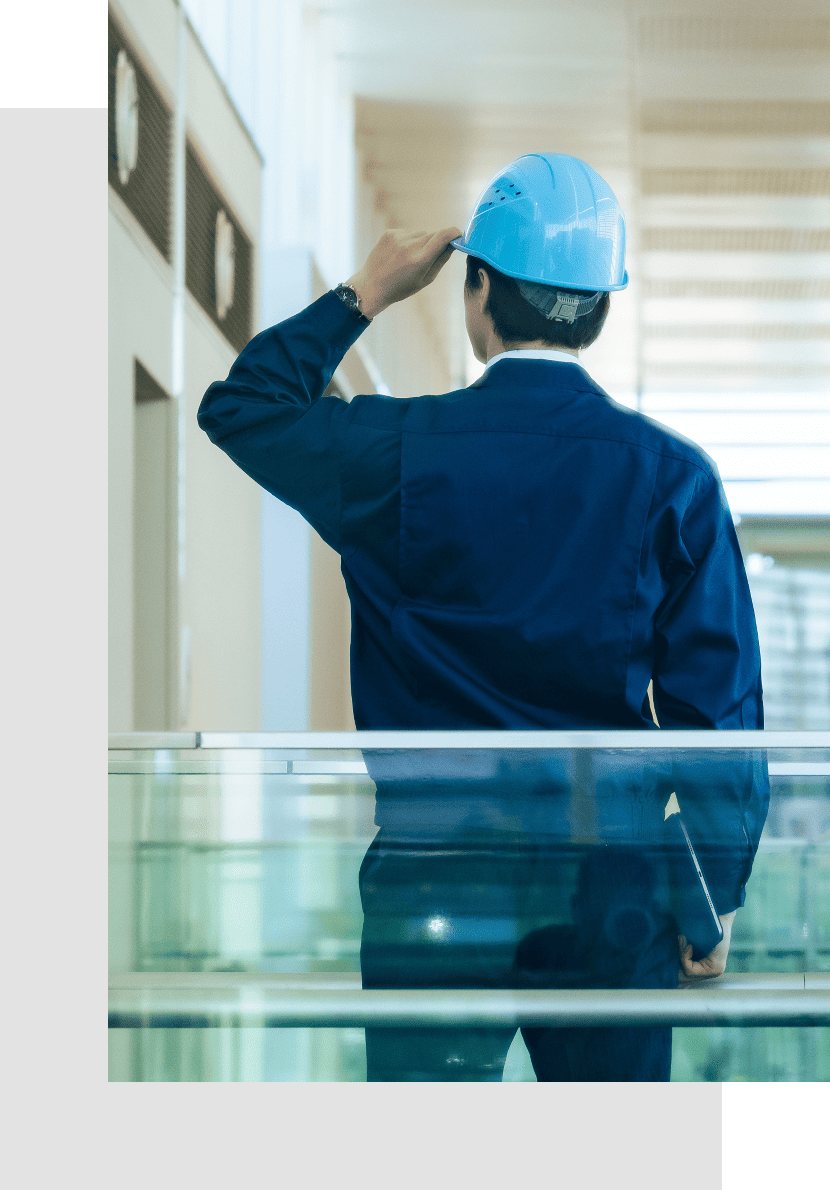 防災設備の点検作業を行うスタッフ